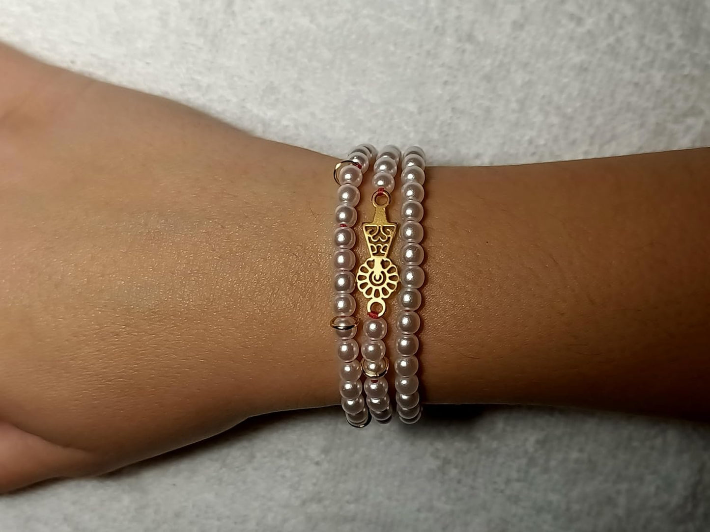 PULSERA de PERLAS cierre OT de 3 vueltas con abalorio de la VIRGEN DEL PILAR