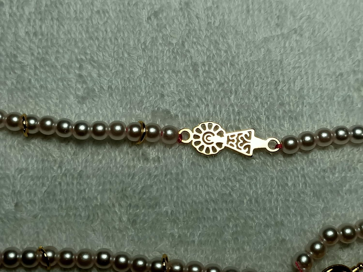 PULSERA de PERLAS cierre OT de 3 vueltas con abalorio de la VIRGEN DEL PILAR