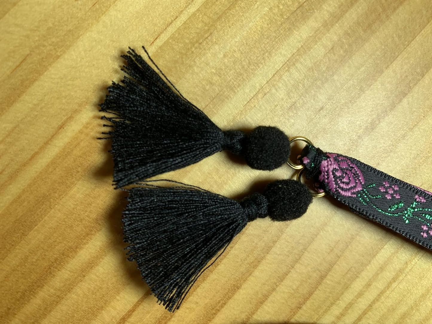 Atapiernas Lligacames 🔸Modelo FLOR ROSA con BORLAS NEGRAS