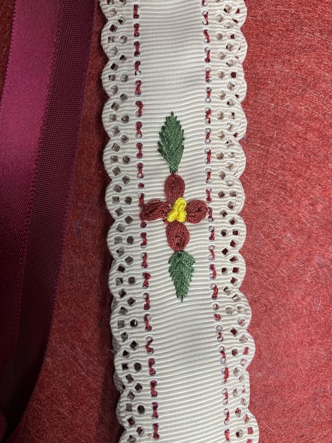Atapiernas Lligacames Modelo FLOR BORDADA A MANO borlas ROJO