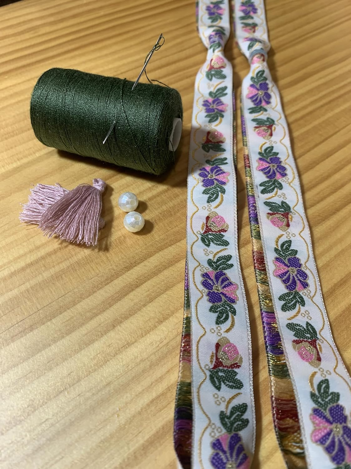 Atapiernas Lligacames Modelo GUIRNALDA DE FLORES Blanco roto con PERLAS poligonales y borlas