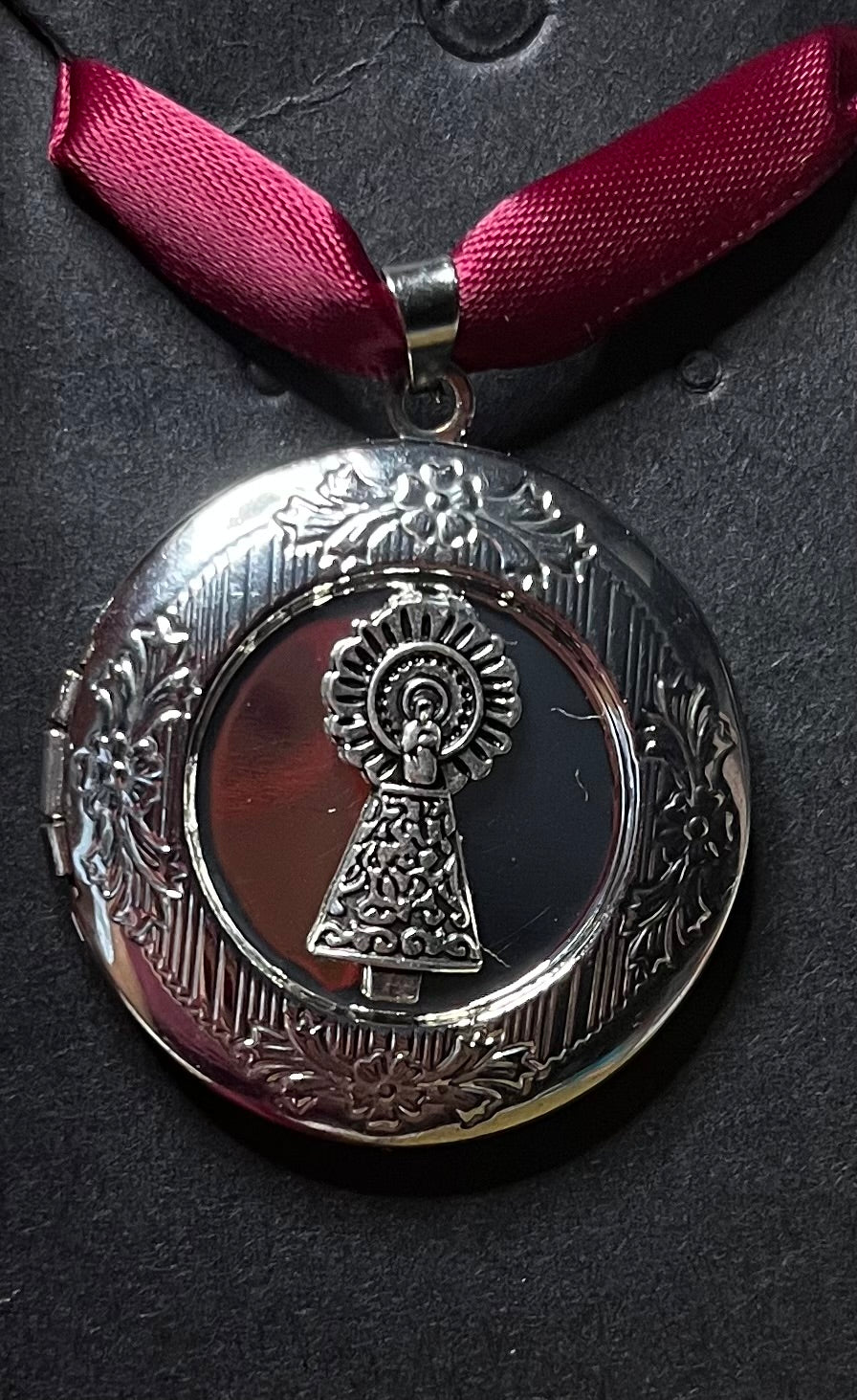 ▶️Relicario Virgen del Pilar en color plata y fondo a elegir