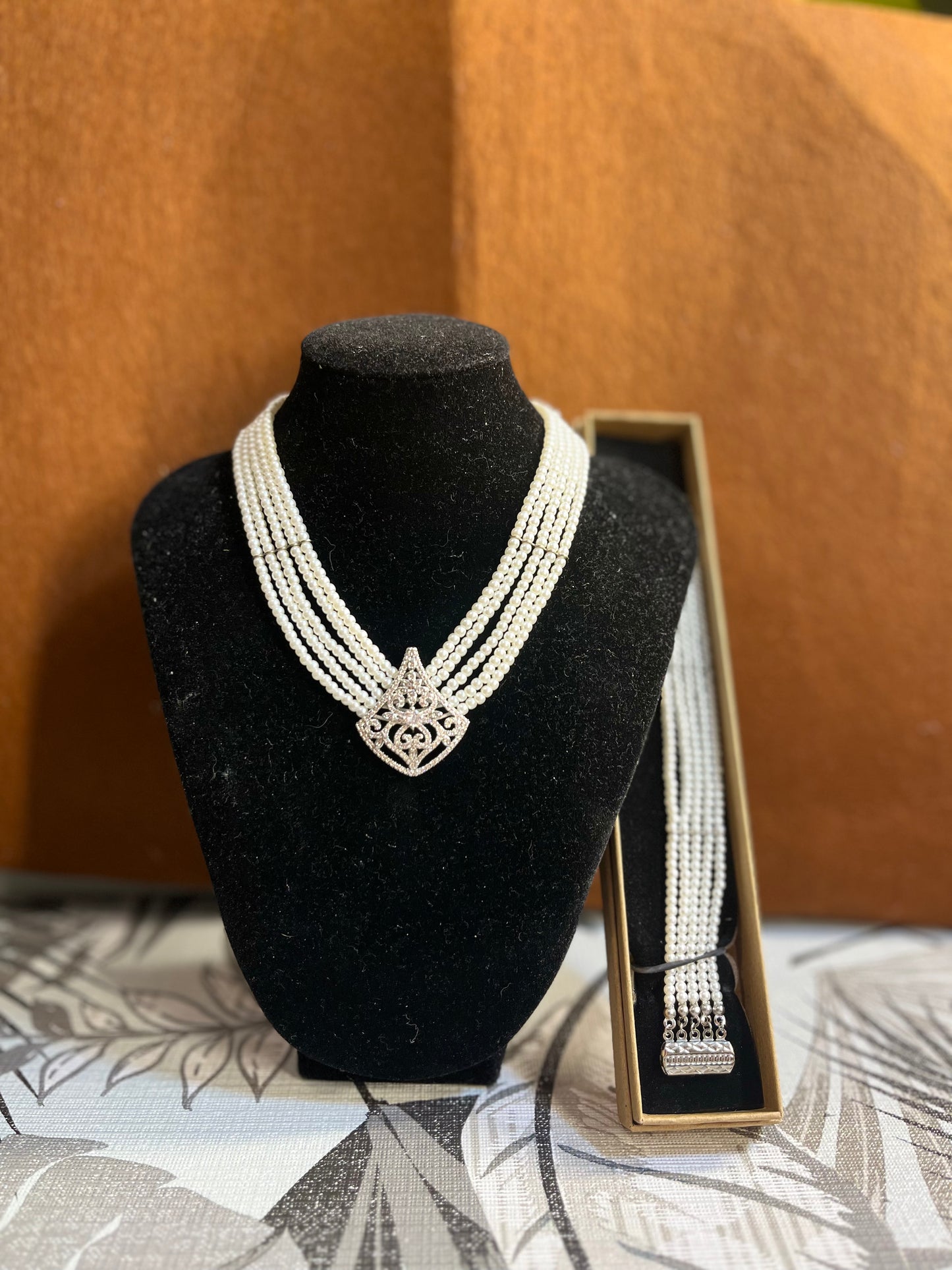 Conjunto collar y pulsera 5 vueltas con abalorio triangular de PERLAS MINI cierre en CAJA en acabados ORO o PLATA