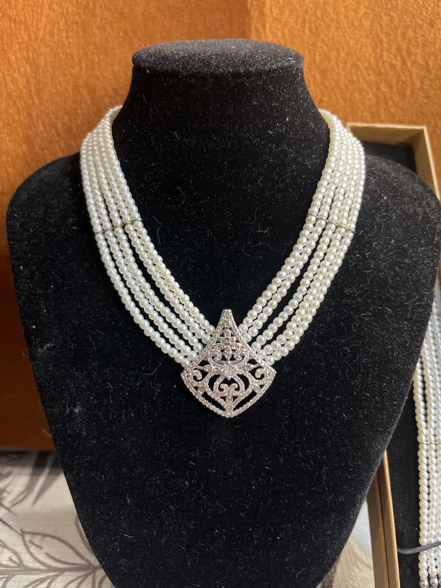 Conjunto collar y pulsera 5 vueltas con abalorio triangular de PERLAS MINI cierre en CAJA en acabados ORO o PLATA