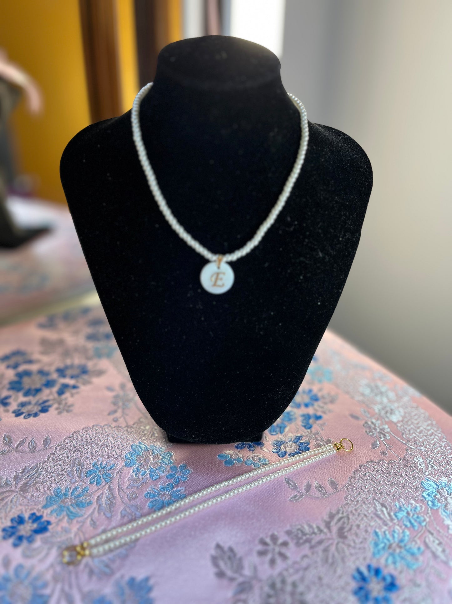 CONJUNTO Collar y Pulsera de perlas con Inicial Nácar y Lazo Cinta.