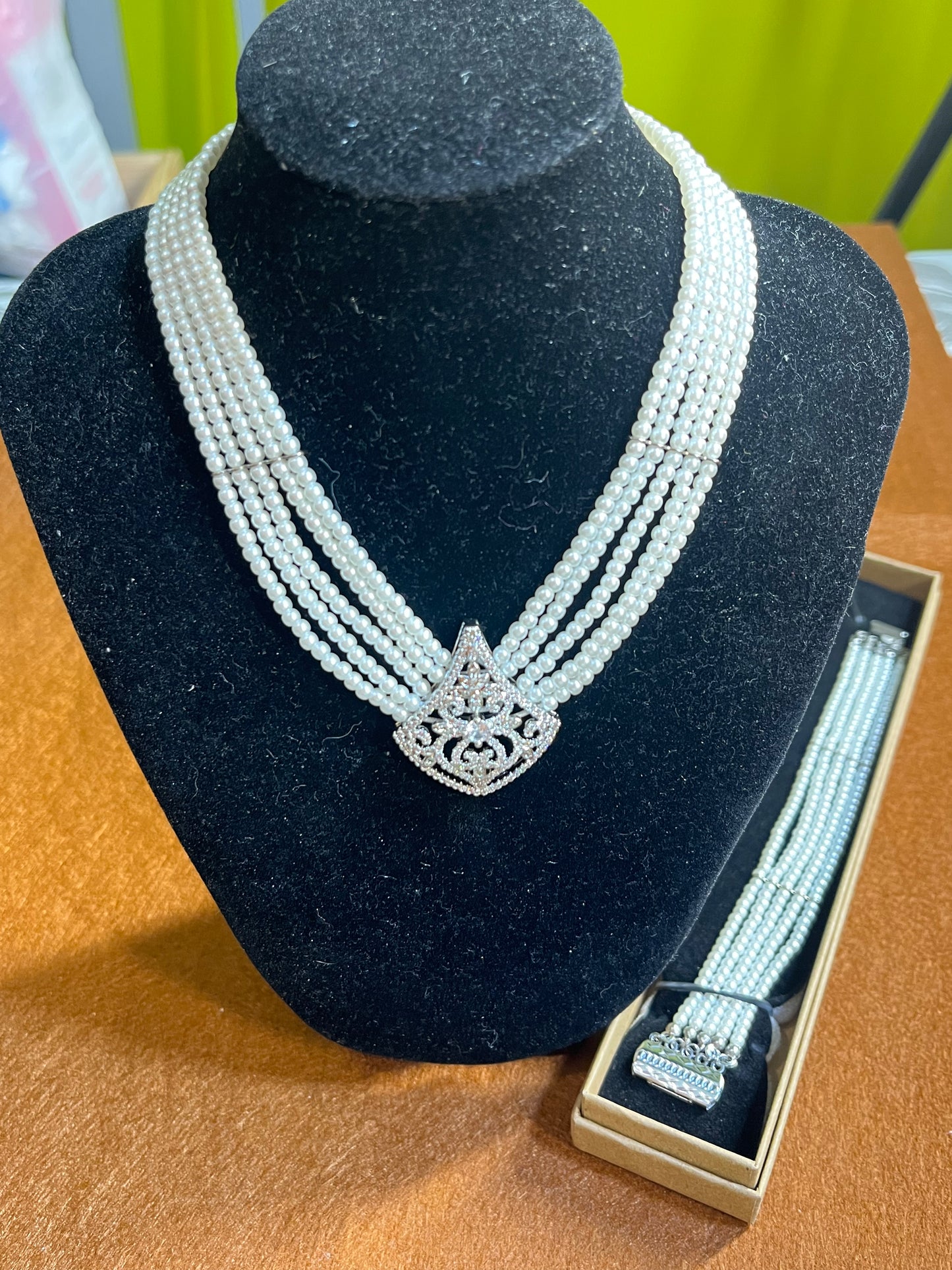 Conjunto collar y pulsera 5 vueltas con abalorio triangular de PERLAS MINI cierre en CAJA en acabados ORO o PLATA