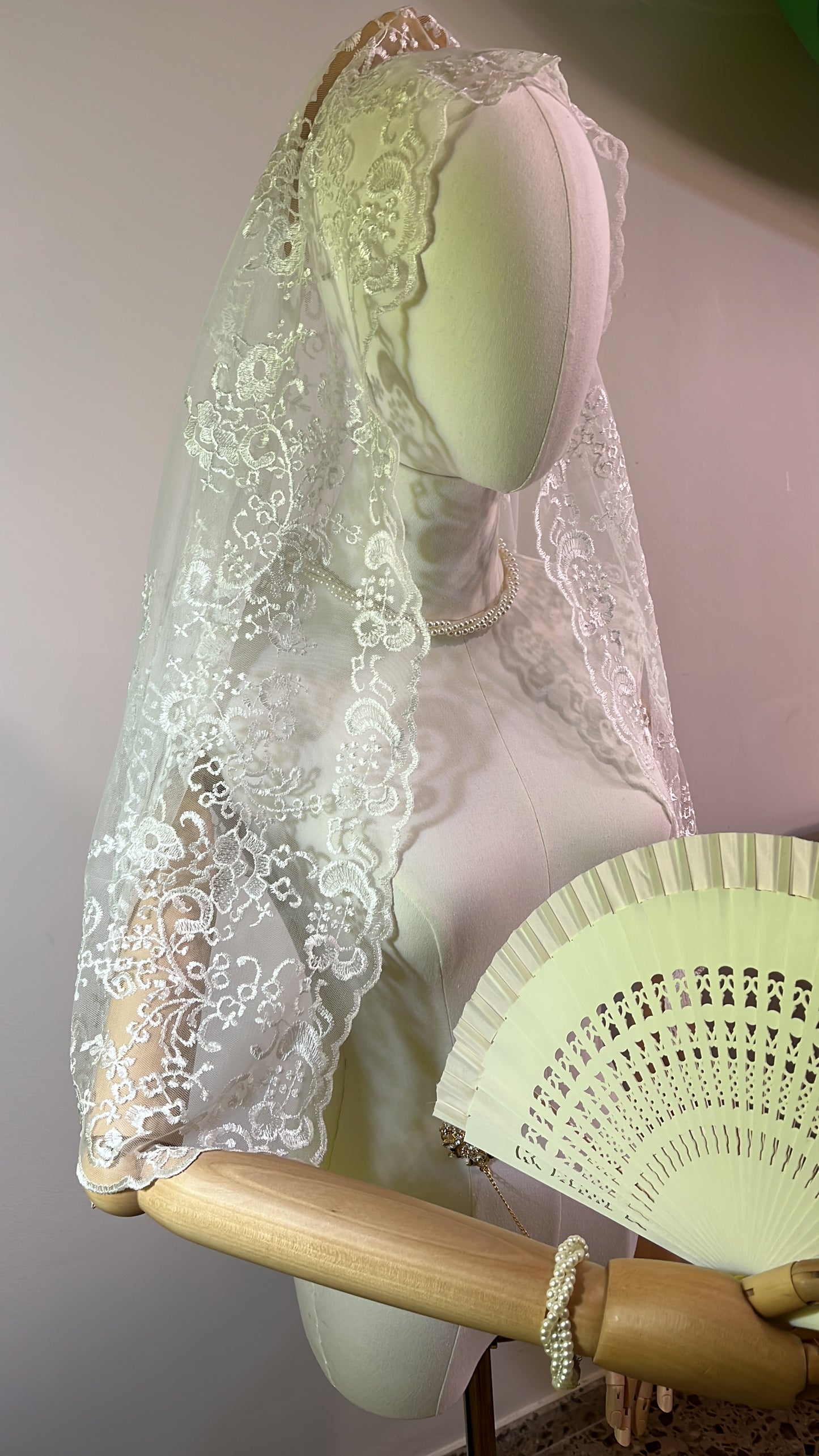 Mantilla Media Luna BLANCA ,FALLERA, HUERTANA - Modelo Clavell