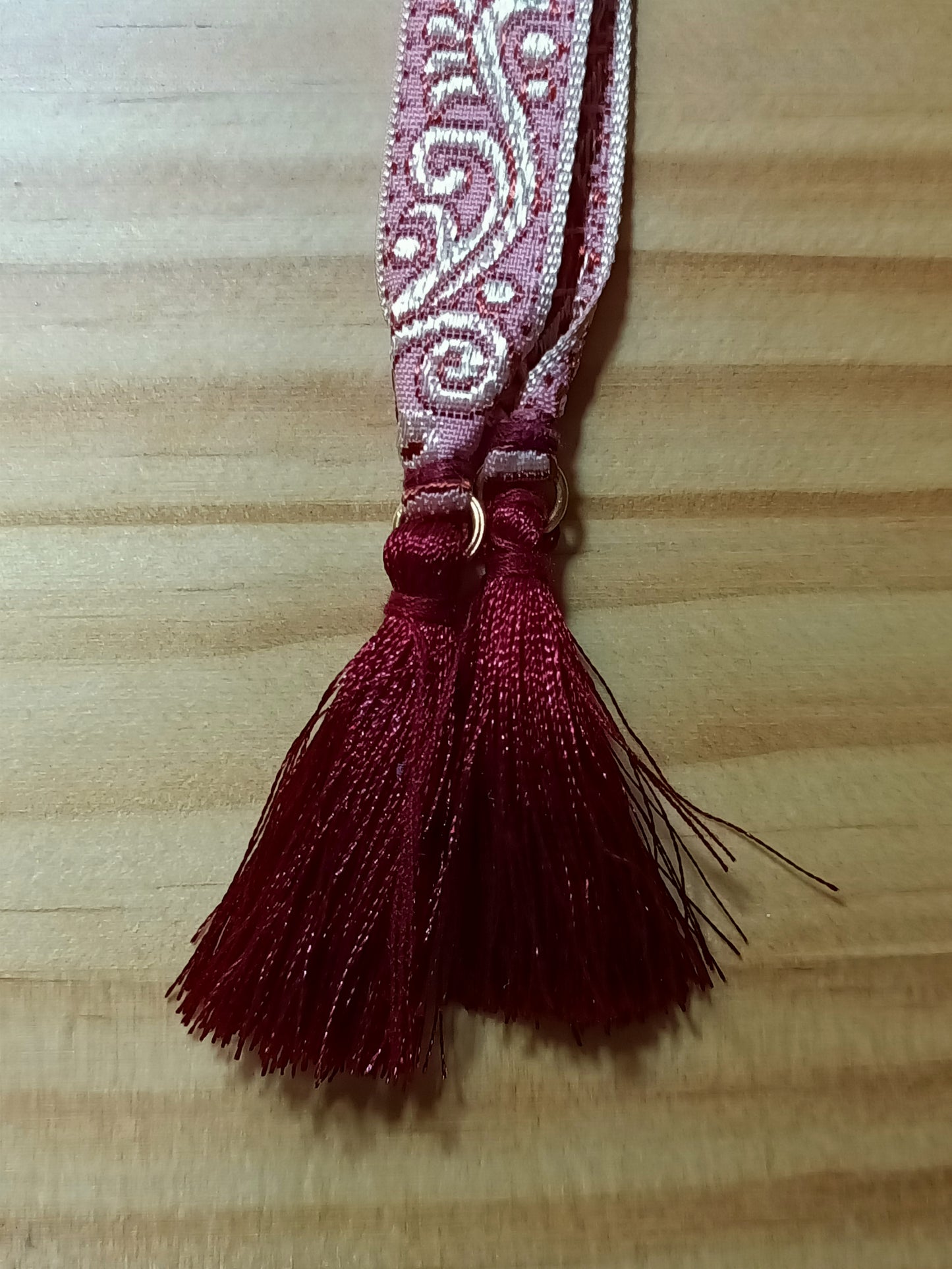 Atapiernas Lligacames 🔸Modelo SALMÓN con borlas burdeos