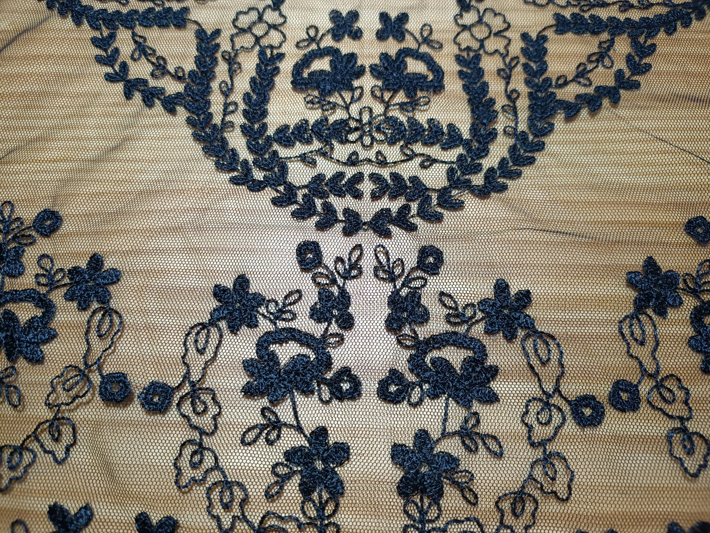 Mantilla A Clásica de Media Luna para Actos Religiosos, FALLERA O HUERTANA - Damasco IMPORT. Modelo A