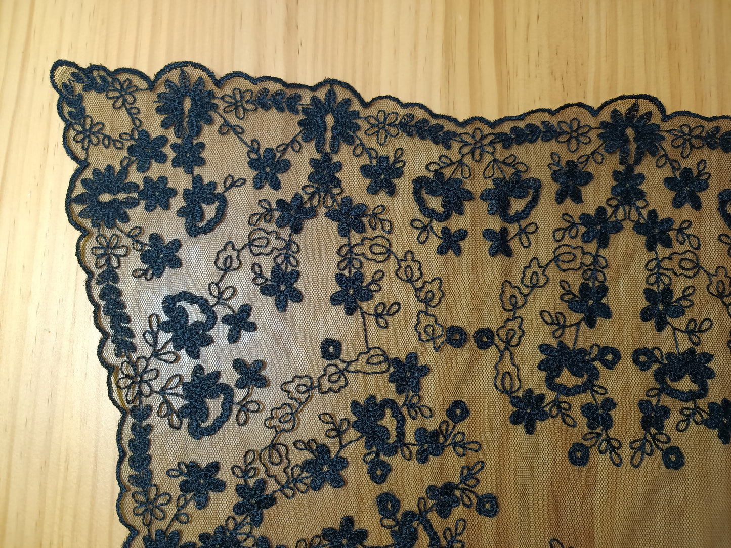 Mantilla A Clásica de Media Luna para Actos Religiosos, FALLERA O HUERTANA - Damasco IMPORT. Modelo A