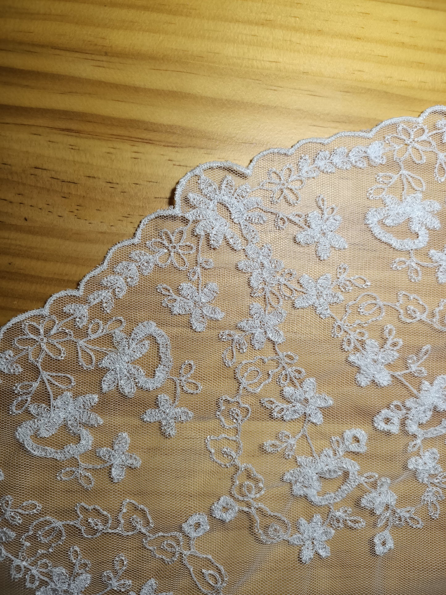 Mantilla A Clásica de Media Luna para Actos Religiosos, FALLERA O HUERTANA - Damasco IMPORT. Modelo A