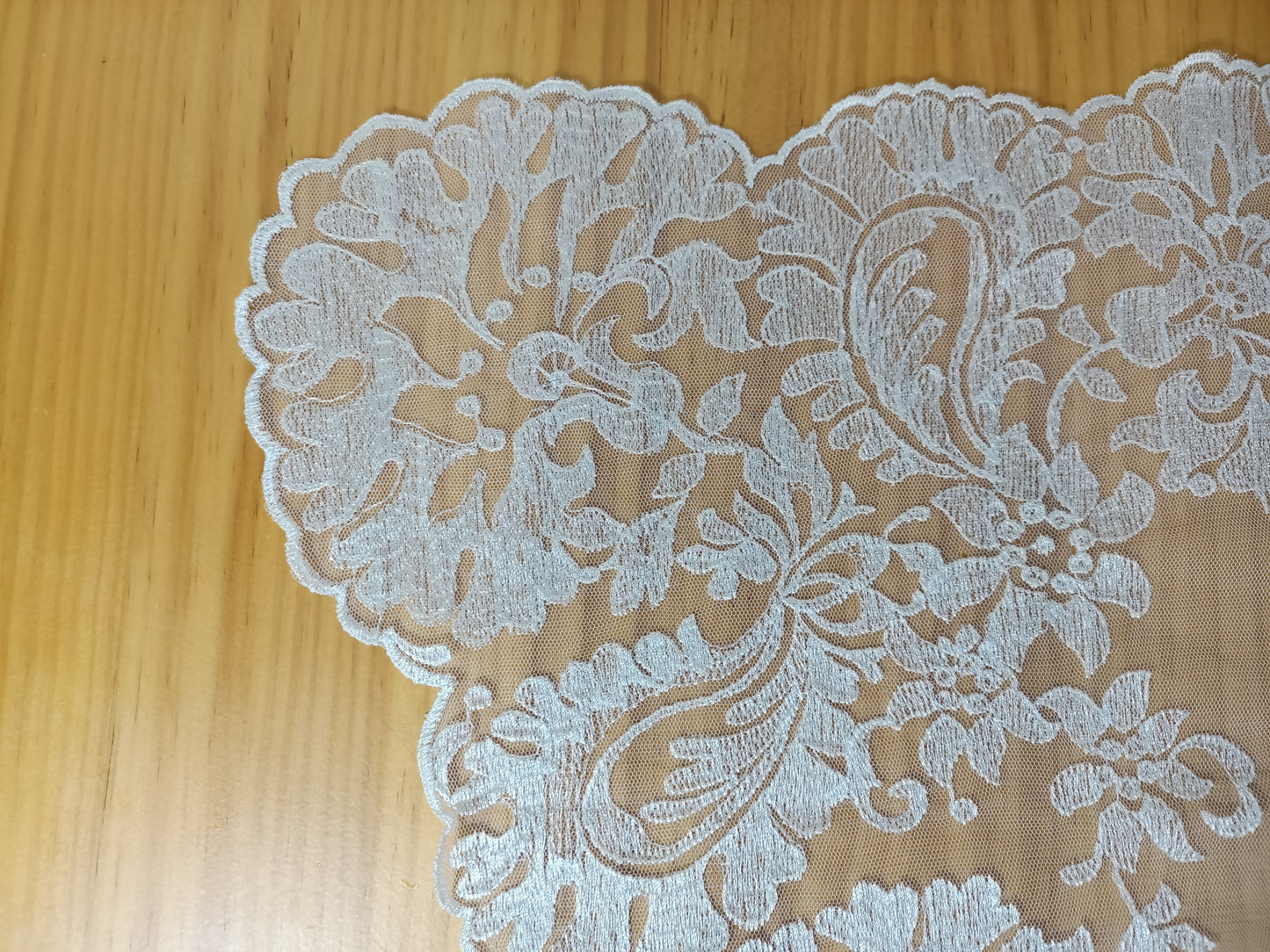 Mantilla Flores de Media Luna para ,FALLERA, HUERTANA o Actos Religiosos, - Damasco IMPORT. Modelo B