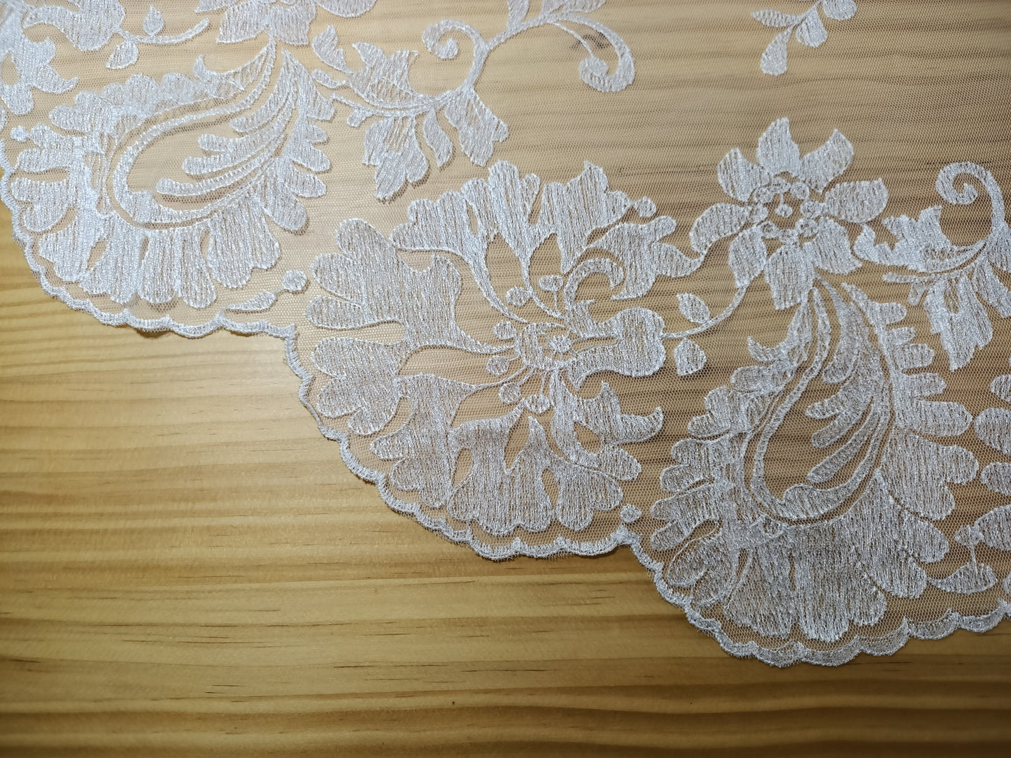 Mantilla Flores de Media Luna para ,FALLERA, HUERTANA o Actos Religiosos, - Damasco IMPORT. Modelo B