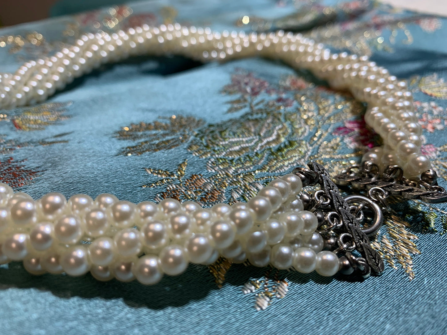 Collar 5 tiras de PERLAS cierre OT COLOR PLATA