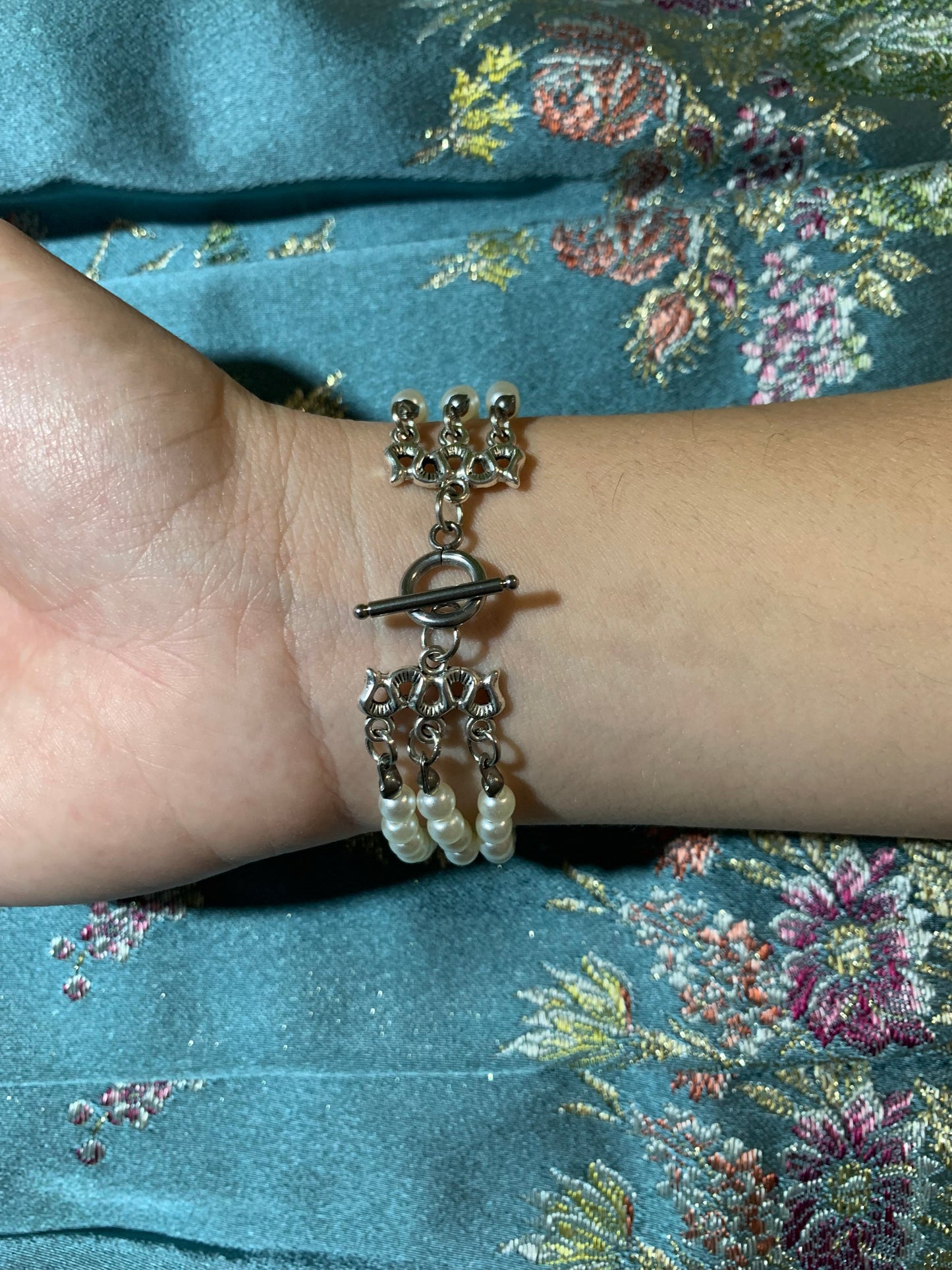 CONJUNTO Pulsera y Collar perlas 3 tiras CIERRE OT color plata.