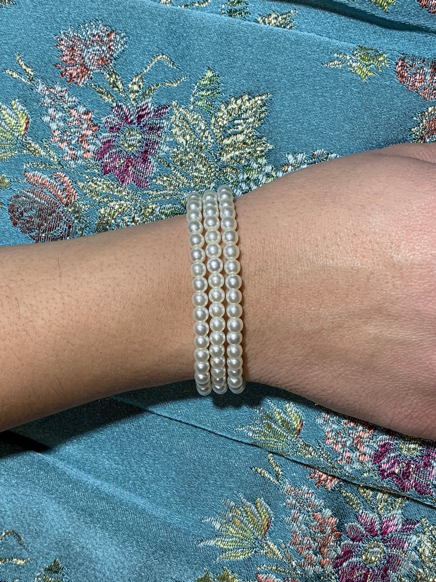 CONJUNTO Pulsera y Collar perlas 3 tiras CIERRE OT color plata.