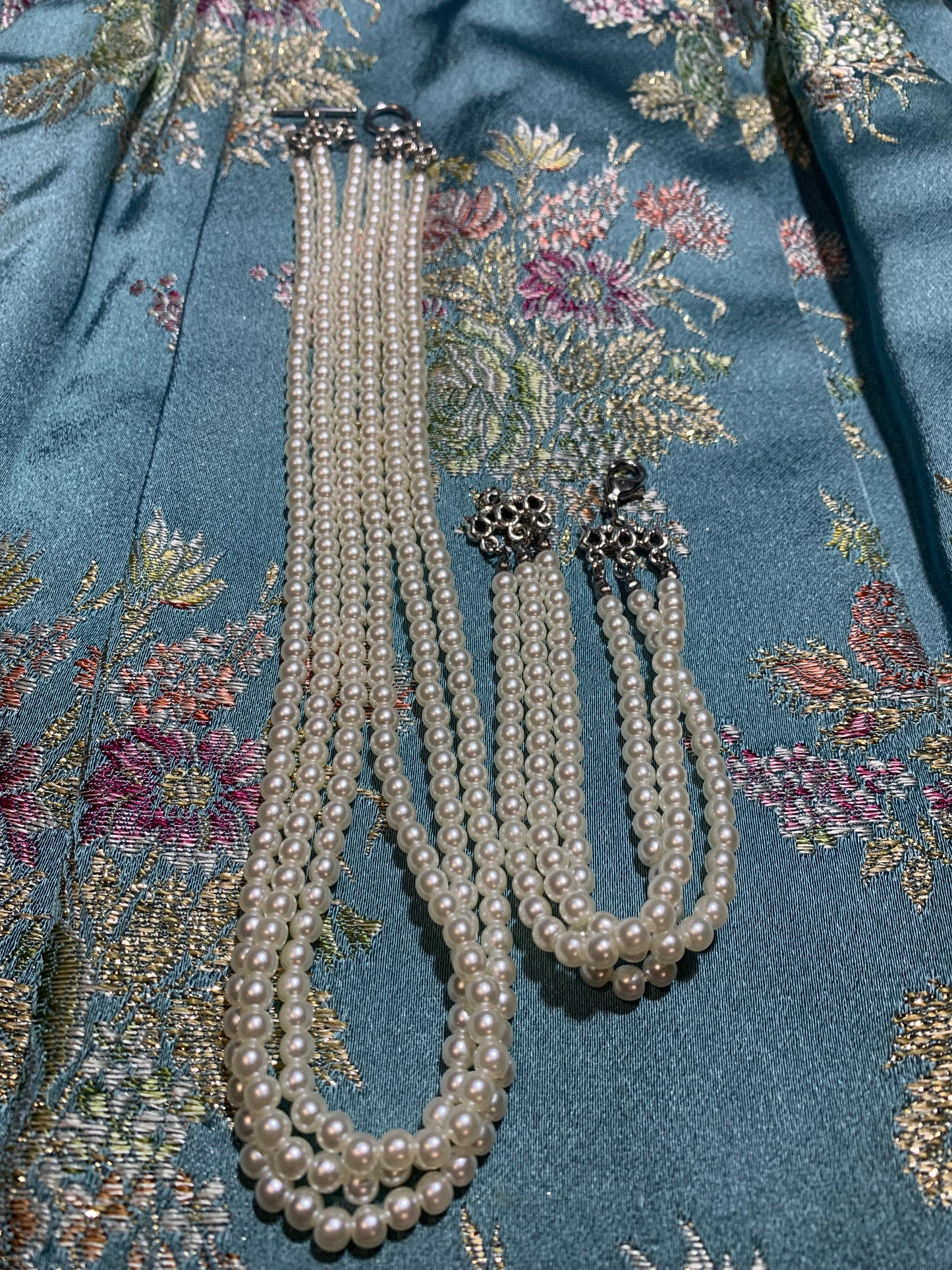 CONJUNTO Pulsera y Collar perlas 3 tiras CIERRE OT color plata.