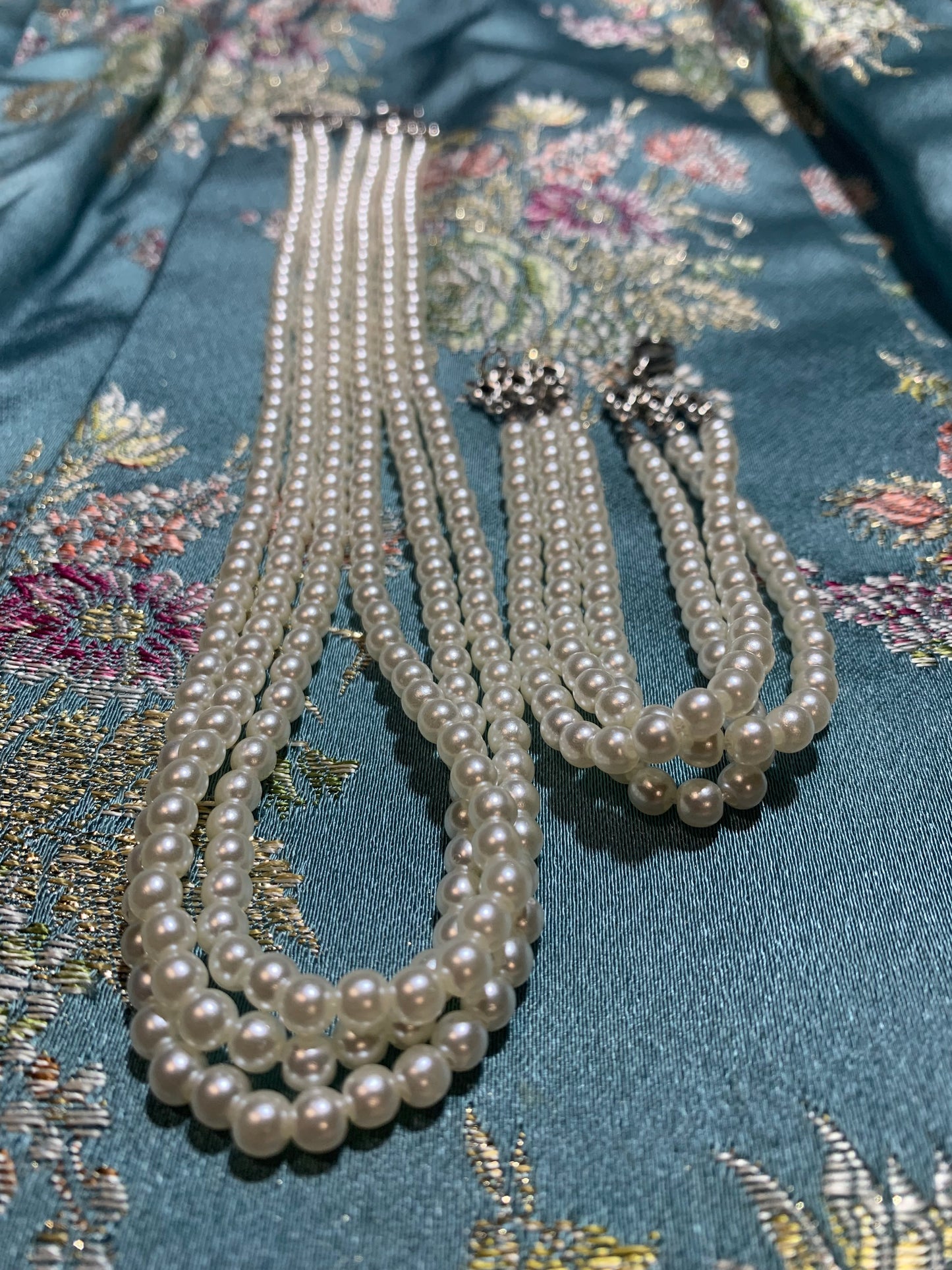CONJUNTO Pulsera y Collar perlas 3 tiras CIERRE OT color plata.