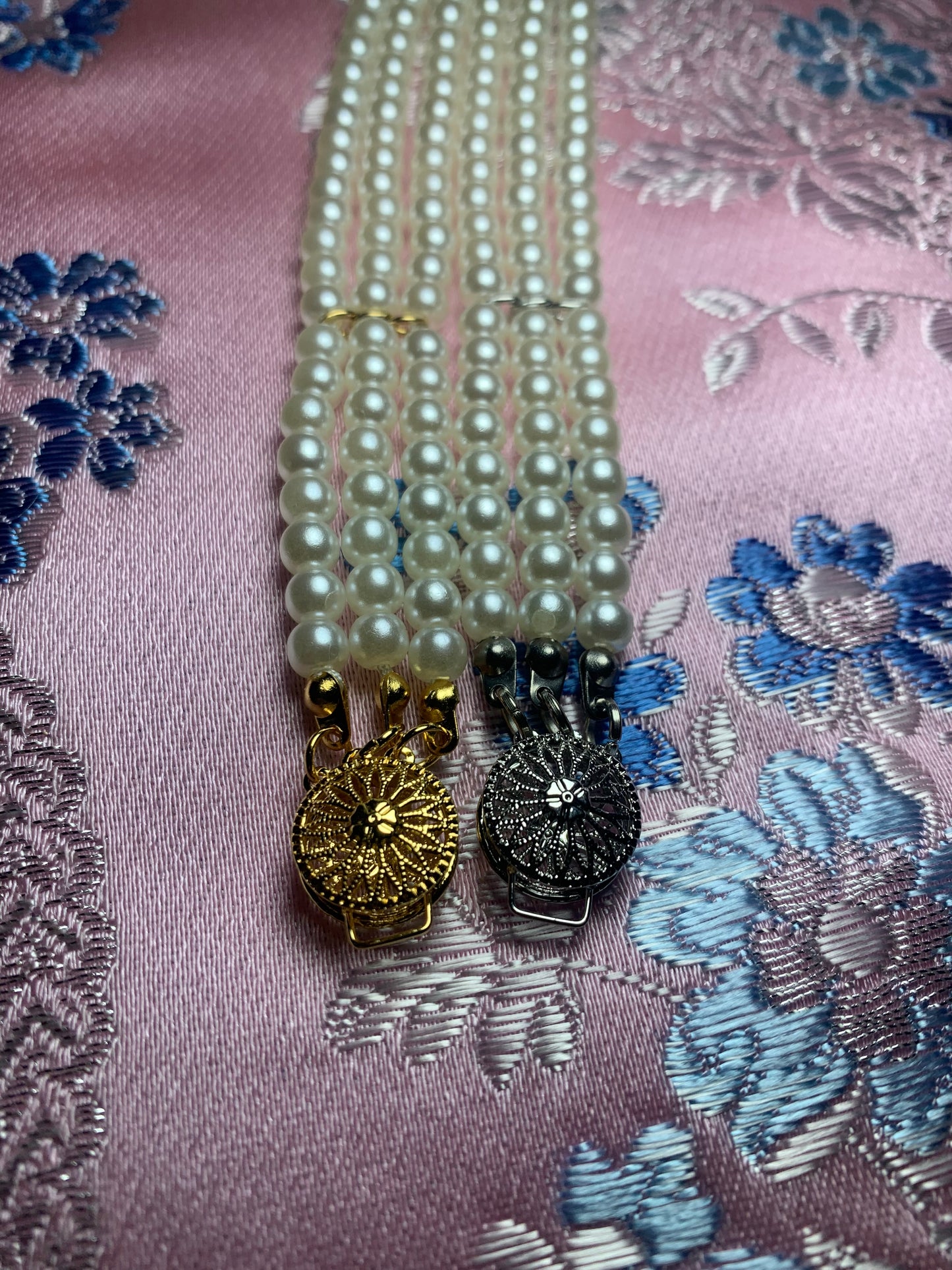 Pulsera 3 tiras de PERLAS cierre en CAJA ORO Y PLATA. PERLAS MINI O NORMALES