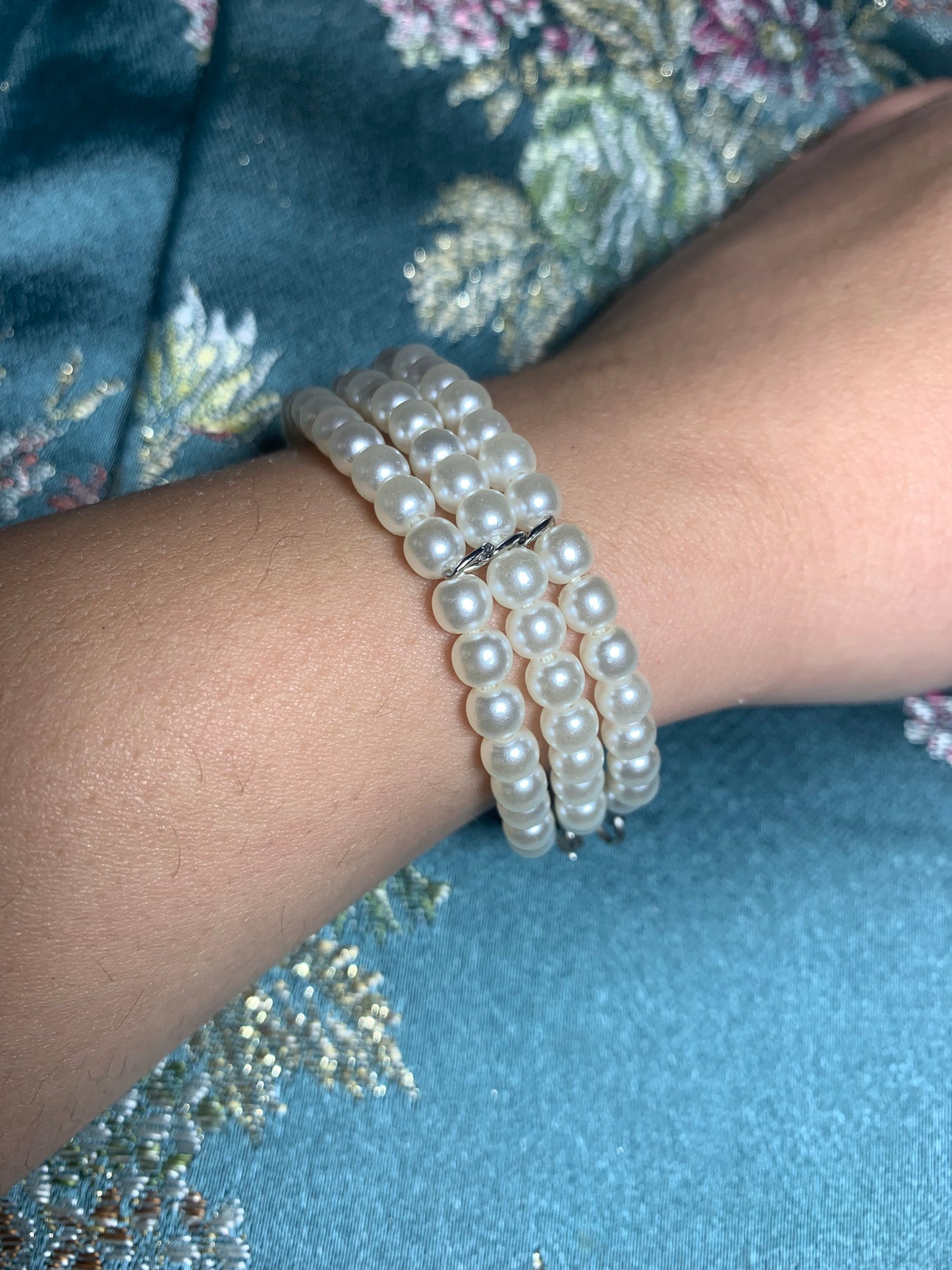 Pulsera 3 tiras de PERLAS cierre en CAJA ORO Y PLATA. PERLAS MINI O NORMALES