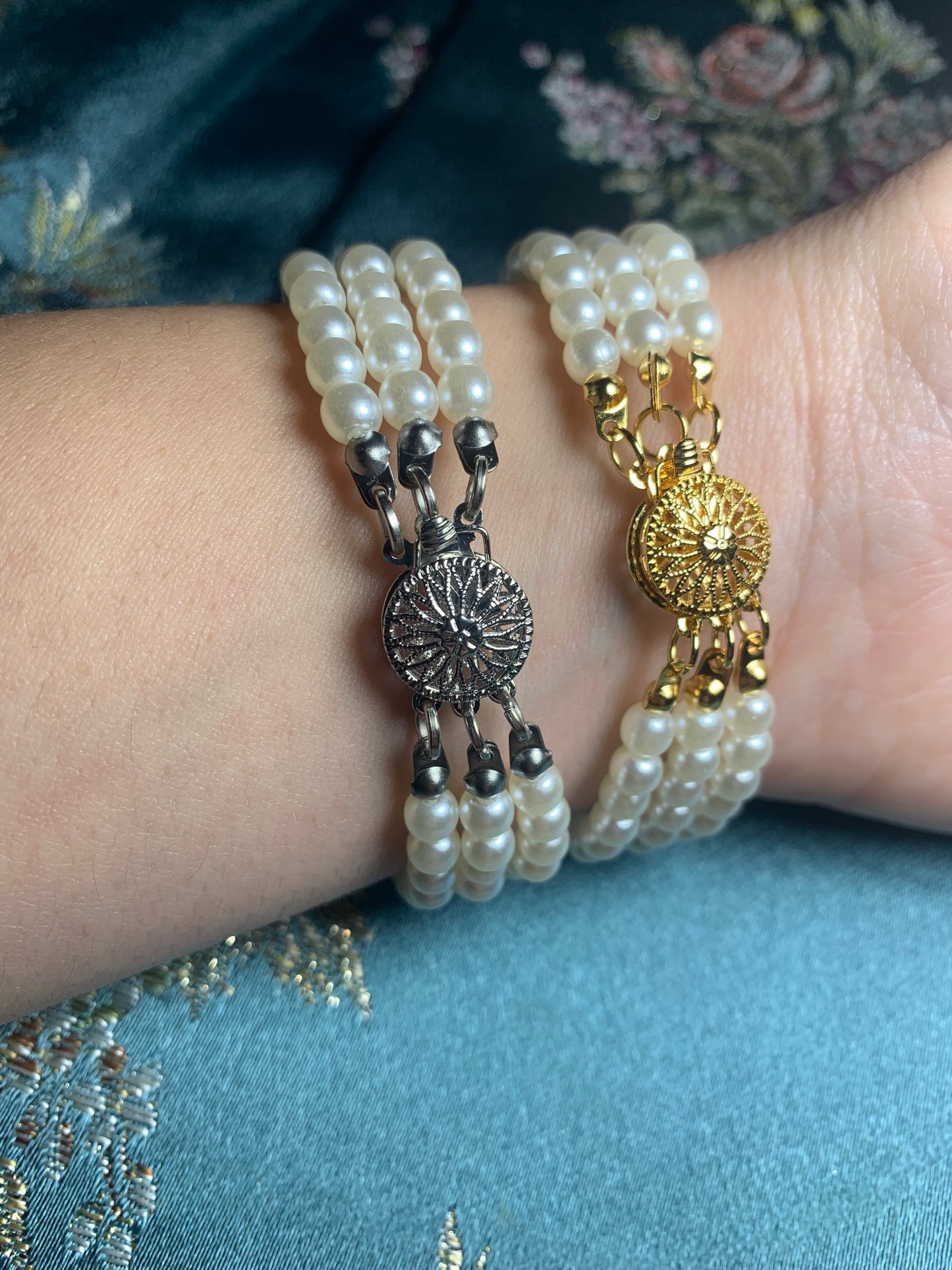 Pulsera 3 tiras de PERLAS cierre en CAJA ORO Y PLATA. PERLAS MINI O NORMALES