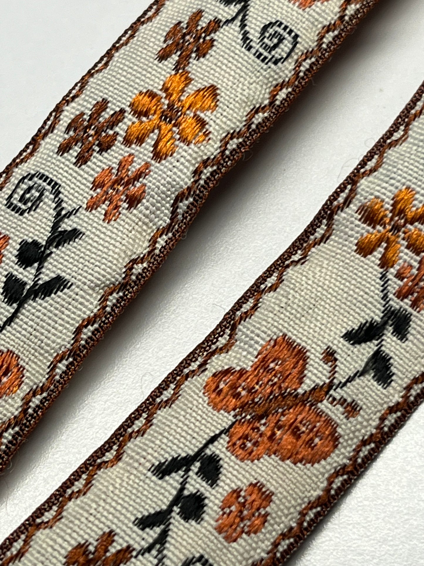 Atapiernas Lligacames Floral naranja y marrón