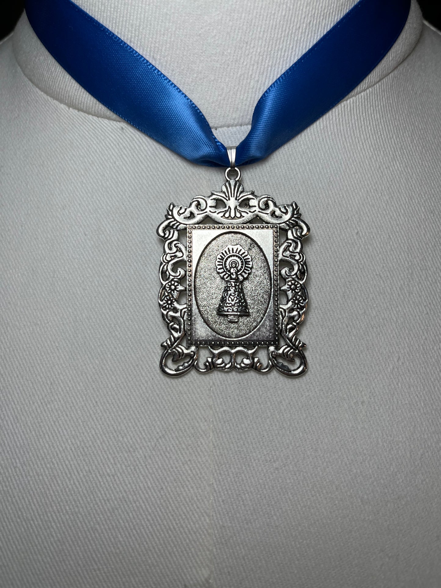 Medalla Marco Virgen del Pilar en color plata y fondo a elegir