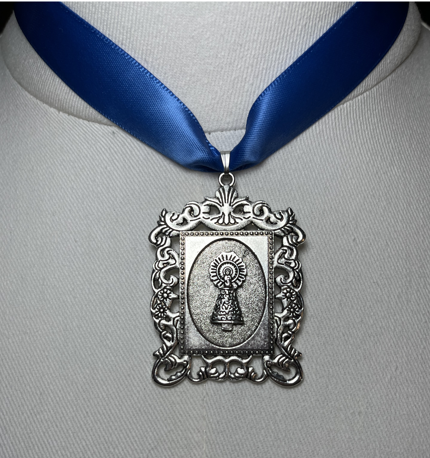 Medalla Marco Virgen del Pilar en color plata y fondo a elegir