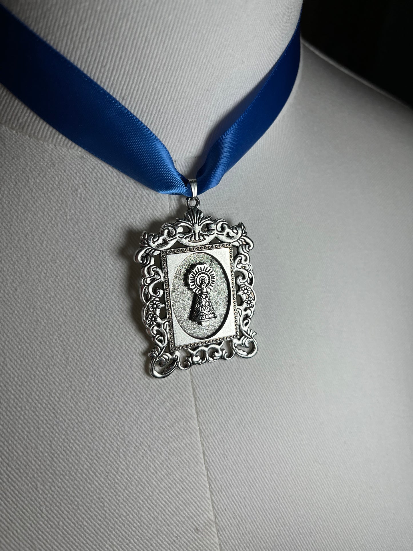 Medalla Marco Virgen del Pilar en color plata y fondo a elegir