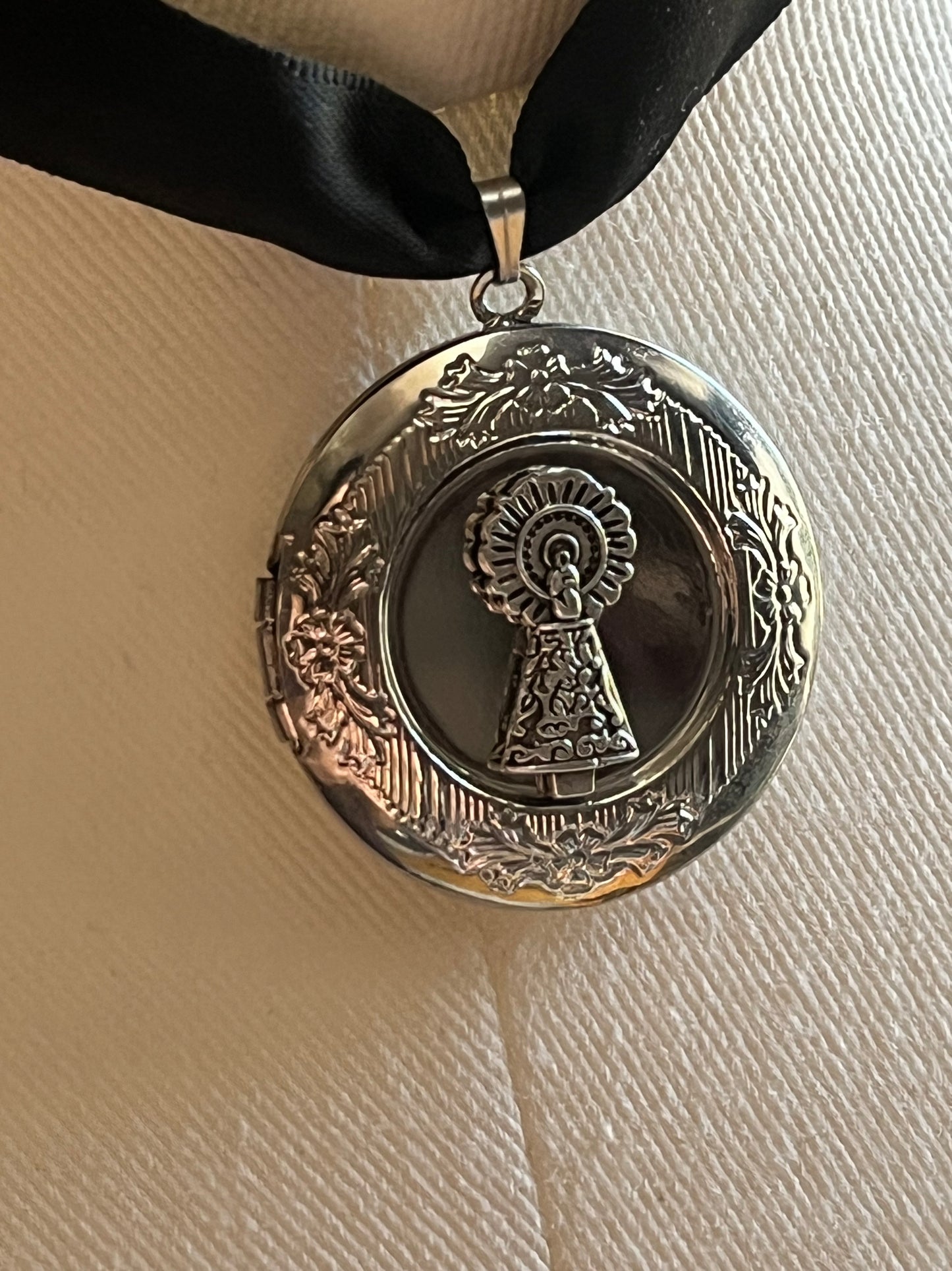 ▶️Relicario redondo Virgen del Pilar en color plata y fondo a elegir