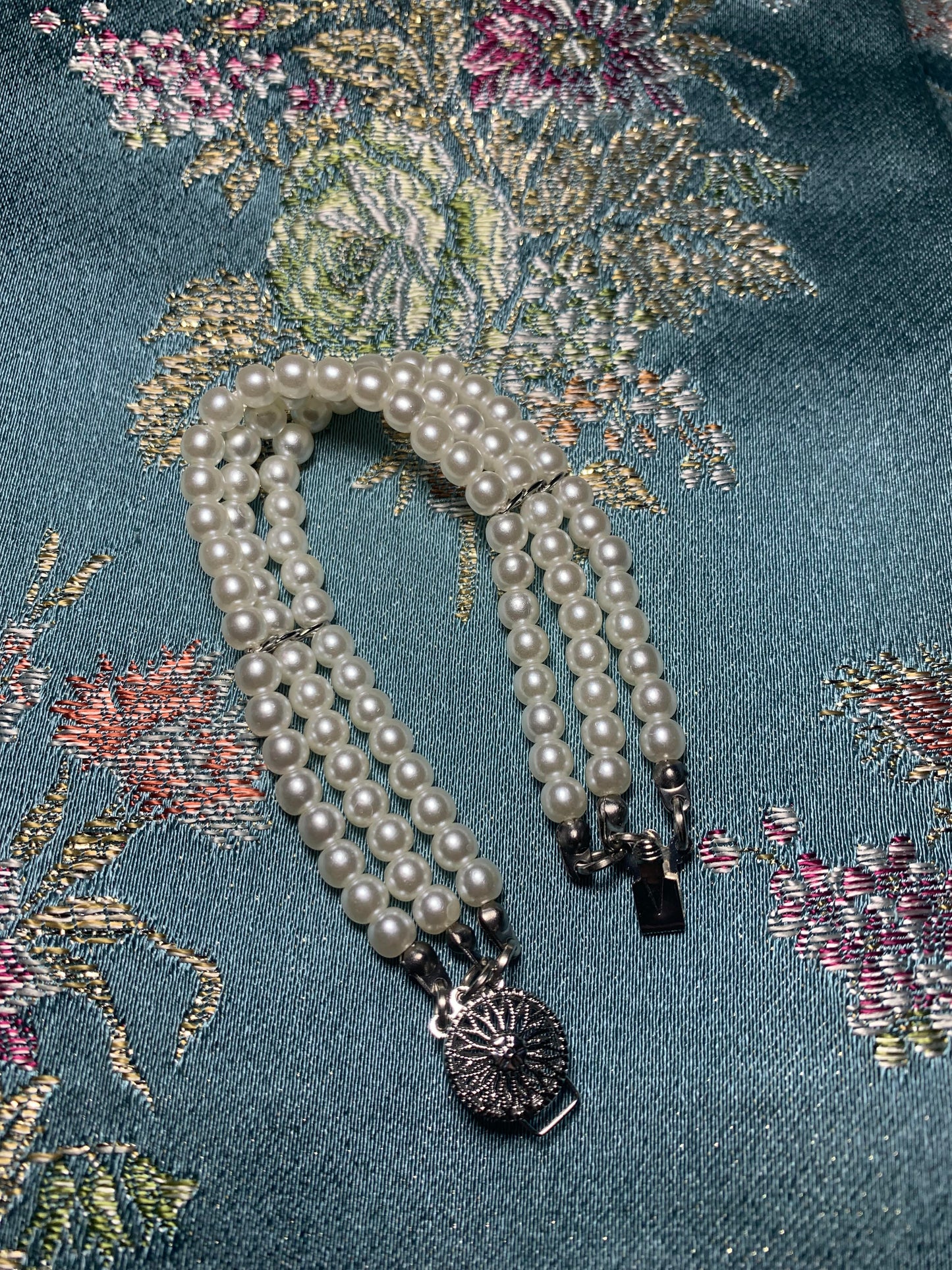 Pulsera 3 tiras de PERLAS cierre en CAJA ORO Y PLATA. PERLAS MINI O NORMALES