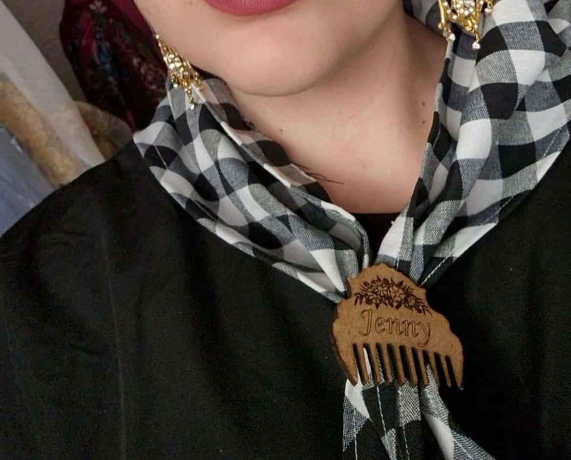 PEINETA, PETARDO O LLAMA DE MADERA.PERSONALIZADO. Varios acabados, diseños y broches