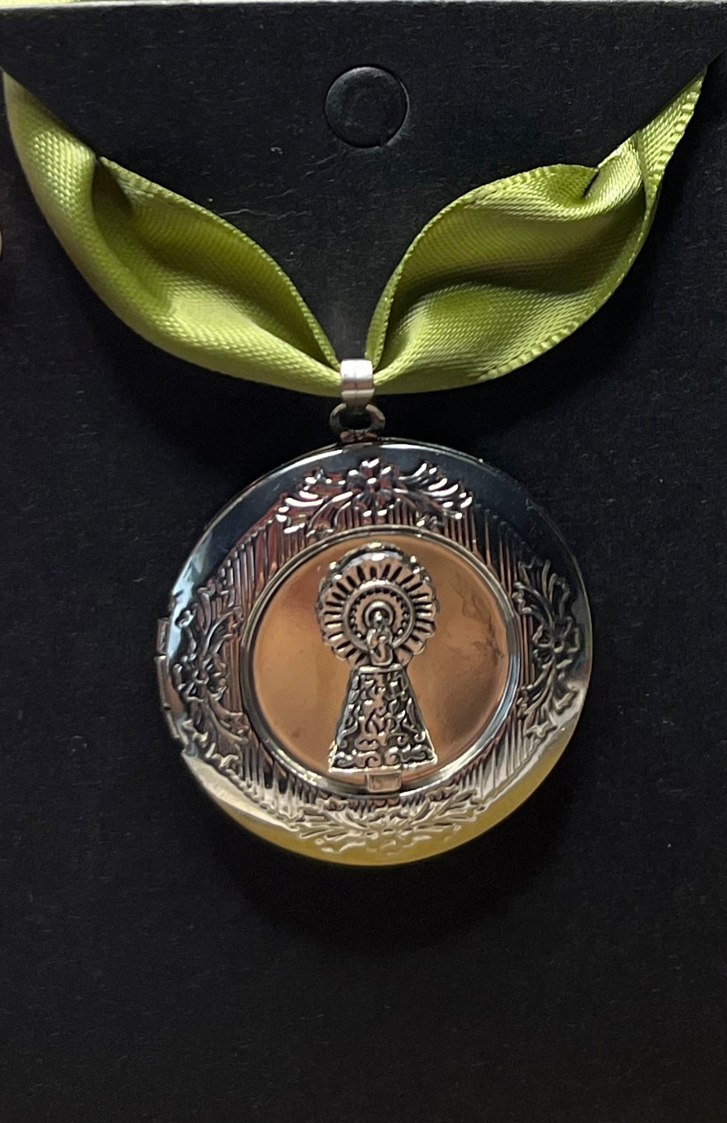▶️Relicario Virgen del Pilar en color plata y fondo a elegir