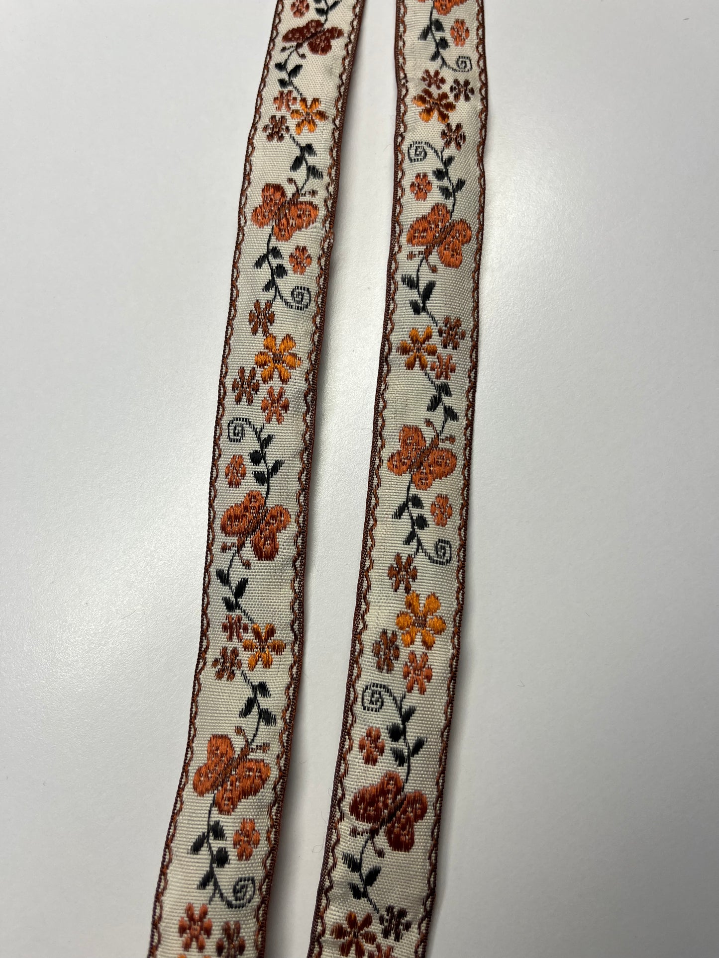 Atapiernas Lligacames Floral naranja y marrón