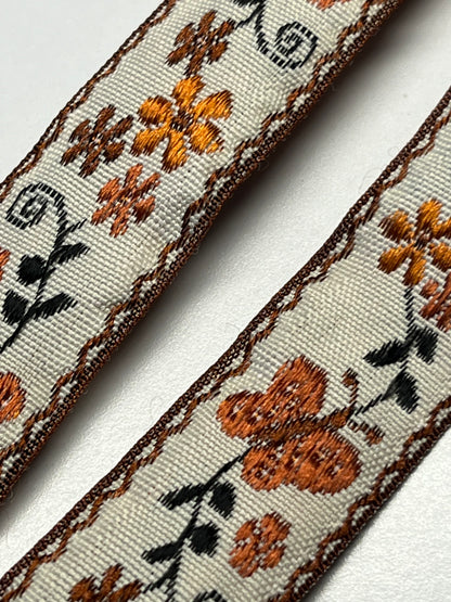 Atapiernas Lligacames Floral naranja y marrón