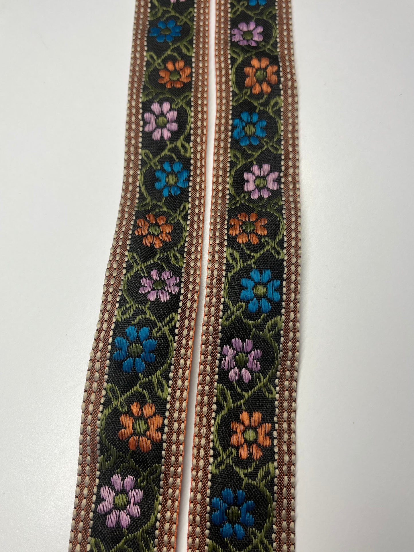 Lligacames Floral negro y marrón.