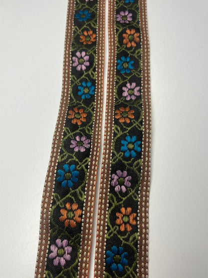 Lligacames Floral negro y marrón.