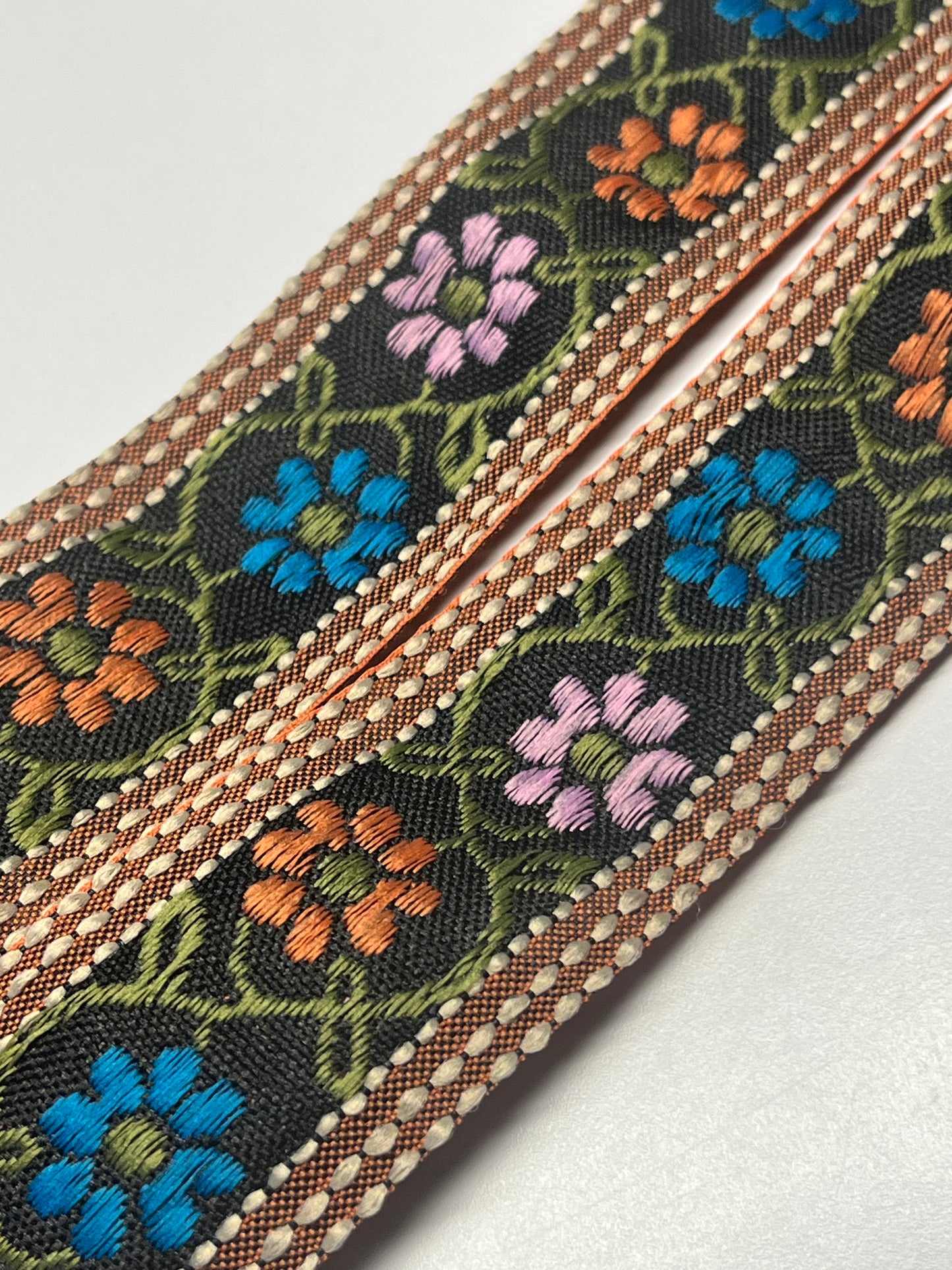 Lligacames Floral negro y marrón.