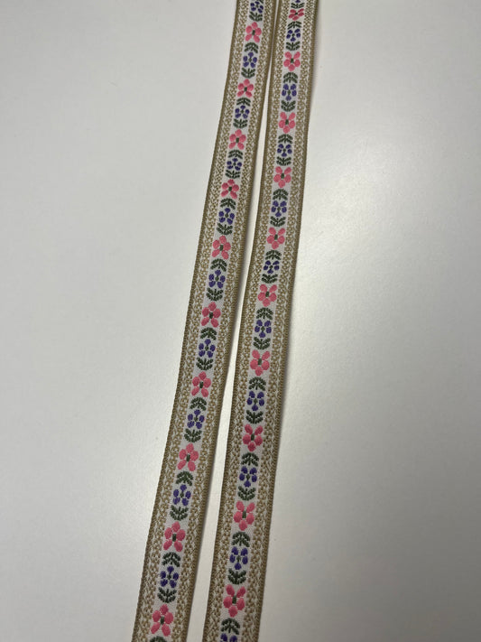 Atapiernas Lligacames dorado con flores rosa y morada