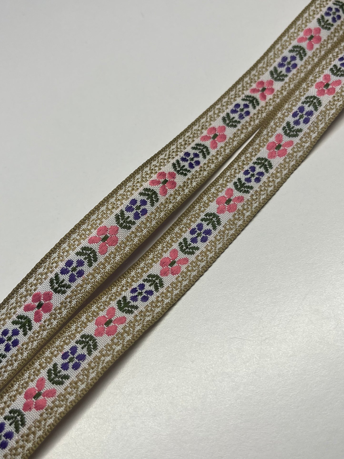 Atapiernas Lligacames dorado con flores rosa y morada